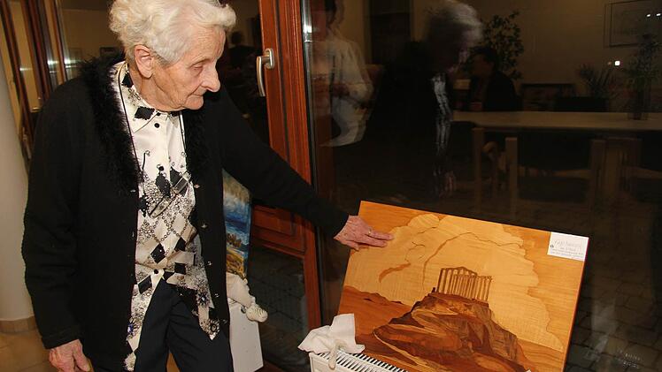 Ilse Pfitzner vor ihrem Bild mit dem Poseidon-Tempel. Foto: Sonja Adam