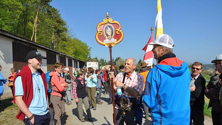 Die Wallfahrer an der Kreuzkapelle Sulzthal.  Foto: Ralf Ruppert