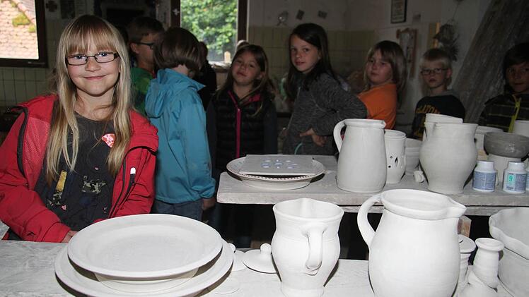 Lena Groppweiß (9) hat großen Respekt vor der Arbeit der Töpfer, obwohl sie schon selbst einige Dinge hergestellt hat.