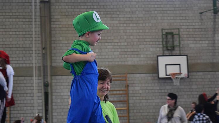 Lenny, vier Jahre alt, hat sich als Luigi verkleidet und absolviert den Parcours.Foto: Daniela Pondelicek