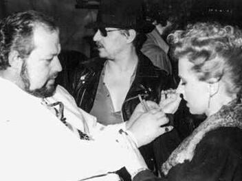 Hauptdarstellerin Hanna Schygulla mit Peter Berling (links) und Rainer Werner Fassbinder (Mitte) beim Dreh in der alten Angerturnhalle. Foto: Hans Wippenbeck