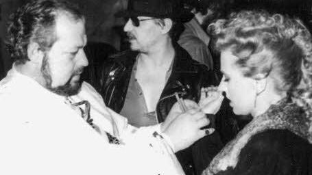 Hauptdarstellerin Hanna Schygulla mit Peter Berling (links) und Rainer Werner Fassbinder (Mitte) beim Dreh in der alten Angerturnhalle. Foto: Hans Wippenbeck