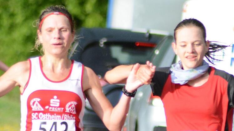 Gemeinsam ins Ziel: Susanne Haßmüller vom SC Ostheim (links) und Eva-Maria Schmitt (TSV Rannungen).