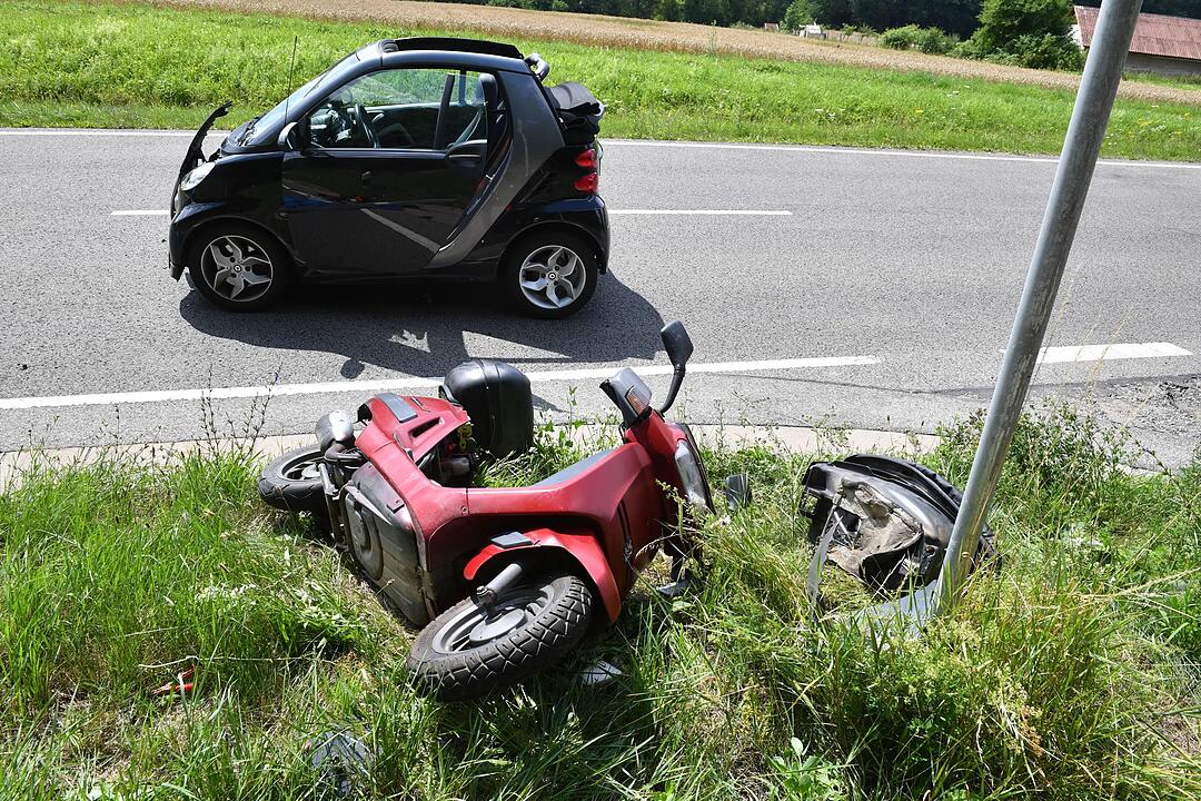 Unfall bei Dörfleins: 77-jähriger Rollerfahrer stirbt