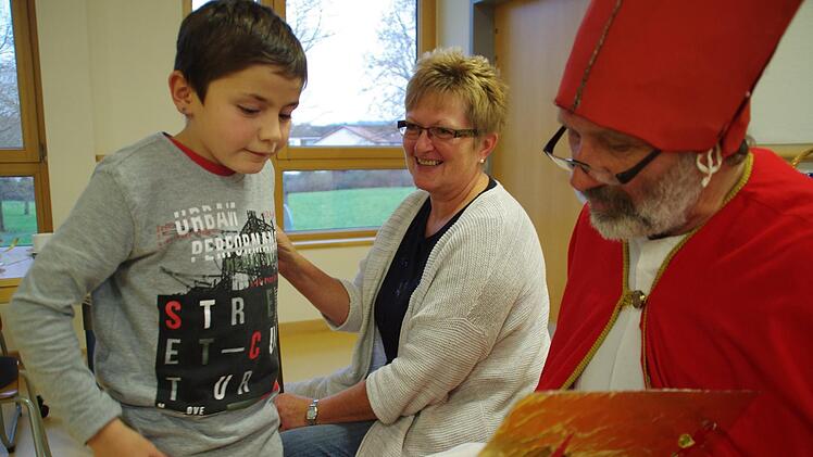 Der Nikolaus besuchte die Petra-Döring-Schule in Kronach. Foto: Marco Meißner