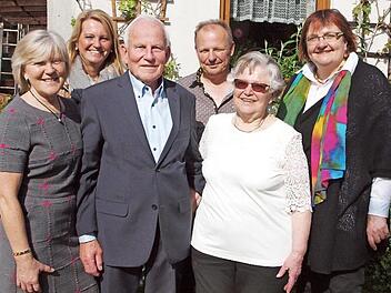 Helmut und Eleonore Hennig (vorne) freuten sich anlässlich ihrer Diamanthochzeit über die Glückwünsche ihrer Tochter Elfi Hohlweg, der Zweiten Bürgermeisterin Sabine Rießner, von Sohn Günter Hennig und der Pfarrerin Anne Salzbrenner (hinten von links).  Foto: Alfred Thieret