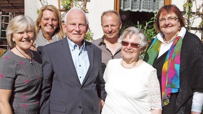 Helmut und Eleonore Hennig (vorne) freuten sich anlässlich ihrer Diamanthochzeit über die Glückwünsche ihrer Tochter Elfi Hohlweg, der Zweiten Bürgermeisterin Sabine Rießner, von Sohn Günter Hennig und der Pfarrerin Anne Salzbrenner (hinten von links).  Foto: Alfred Thieret