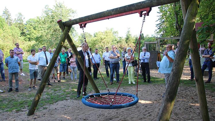 Die hölzerne Vogelnestschaukel muss nächsten Jahr abgebaut werden. Bei der Besichtigung des Jörgentorparks war die Stimmung teils angespannt, im Rathaus wurde dann sehr konstruktiv diskutiert. Thomas Malz