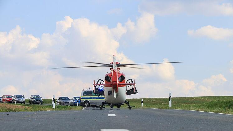 Laut Polizei Lichtenfels sei ein Luft-Transport des Beifahrers aber aufgrund seines K&ouml;rpergewichts nicht m&ouml;glich gewesen.
