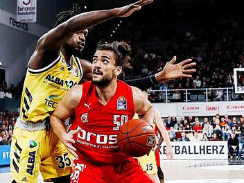 Brose-Center Assem Marei (rechts), der in die Partie gegen Alba Berlin mit Nackenproblemen gegangen war und nach der Pause nicht mehr eingesetzt wurde,  steht in Weißenfels wieder zur Verfügung.Daniel Löb