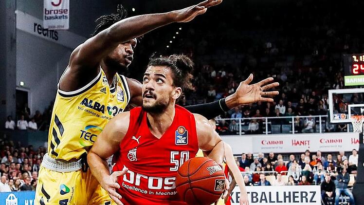 Brose-Center Assem Marei (rechts), der in die Partie gegen Alba Berlin mit Nackenproblemen gegangen war und nach der Pause nicht mehr eingesetzt wurde,  steht in Weißenfels wieder zur Verfügung.Daniel Löb