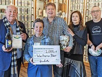 Während Roland und Heike Kundmüller (3. u. 4. v. l.) die 2000- Euro-Spende an Konrad Göller (l.) und Silke Kastner vom Hospizverein überreichen, freut sich Andreas Nüsslein (r.) bereits darauf, bei den kommenden Taubenmärkten erneut Spenden zu sam...