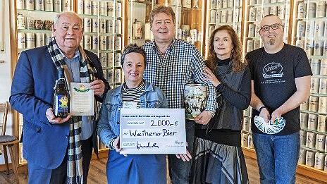 Während Roland und Heike Kundmüller (3. u. 4. v. l.) die 2000- Euro-Spende an Konrad Göller (l.) und Silke Kastner vom Hospizverein überreichen, freut sich Andreas Nüsslein (r.) bereits darauf, bei den kommenden Taubenmärkten erneut Spenden zu sam...