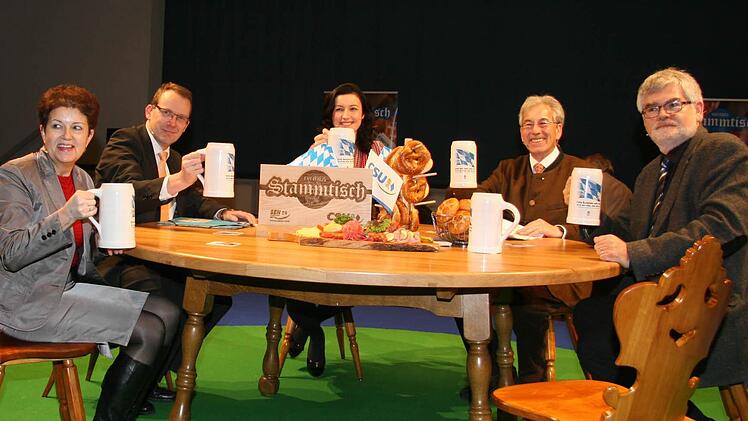 CSUler unter sich am Stammtisch: Landtagsabgeordnete Gudrun Brendel-Fischer, stellvertretender IHK-Hauptgeschäftsführer Wolfram Brehm, stellvertretende CSU-Generalsekretärin Dorothee Bär, der Landesvorsitzende der Senioren-Union, Konrad Weckerle, und der Leiter der Bezirksklinik Rehau, Lothar Franz. Foto: Sonja Adam