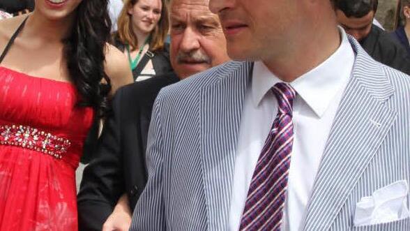 Baron von Rotenhan (rechts) begrüßte Topmodel Sarah-Anessa am Eingang zum Schlosshof