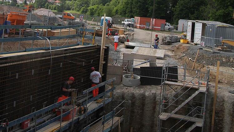 Das Prunkstück der Flutmulde wird das Pumpwerk. Die Baugrube ist zehn Meter tief (linkes Bild).