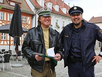 Grün und blau: Rainer Scheckenbach und Bernd Bayer (rechts) im Einsatz in Höchstadt Fotos: Barbara Herbst