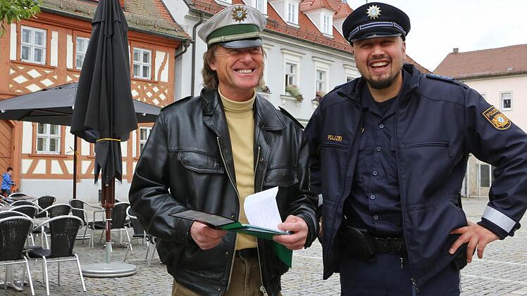 Grün und blau: Rainer Scheckenbach und Bernd Bayer (rechts) im Einsatz in Höchstadt Fotos: Barbara Herbst