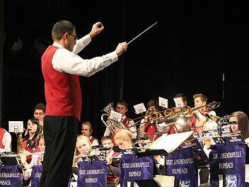 Harald Streit hatte die Jugendkapelle bestens auf ihren großen Auftritt vorbereitet. Foto: Sonja Adam