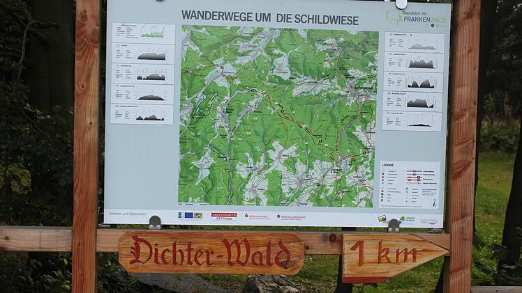 Impressionen von der Erstbegehung des Dichterwaldes am Rennsteig. Foto: Veronika Schadeck