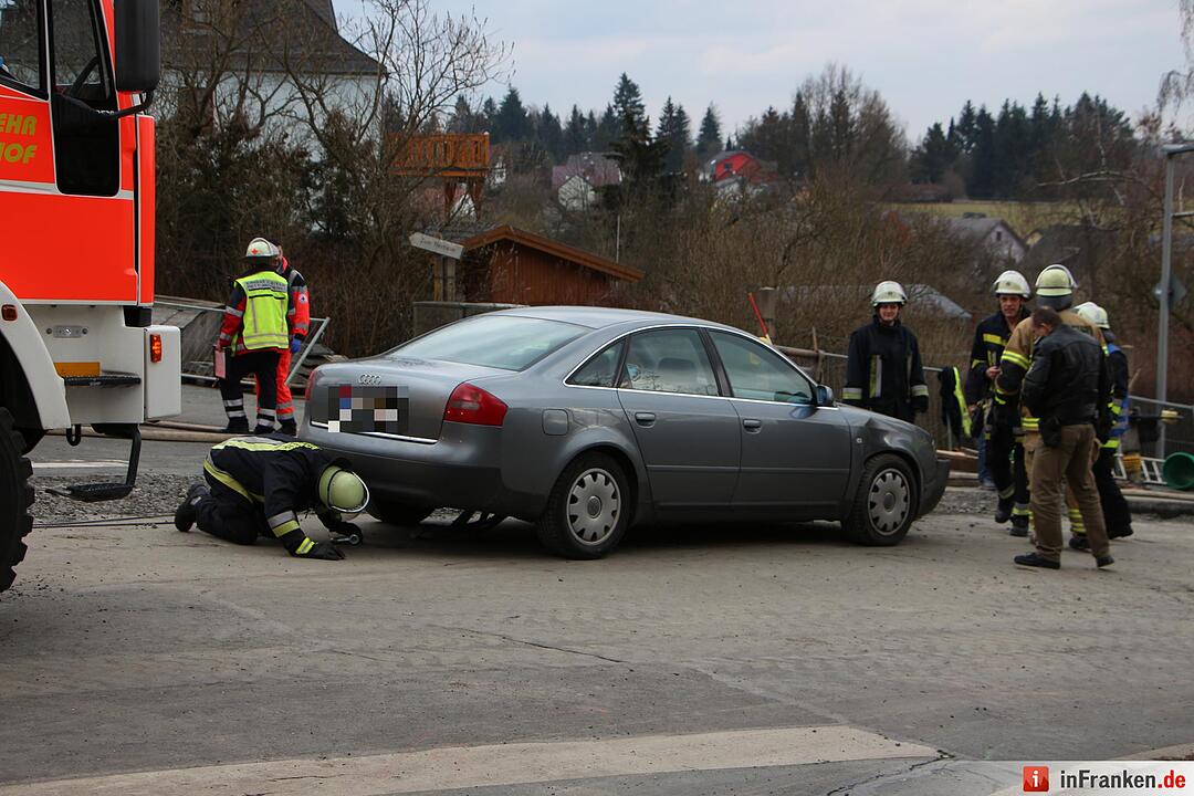 Autofahrer in Hof stürzt mit Pkw in Baugrube
