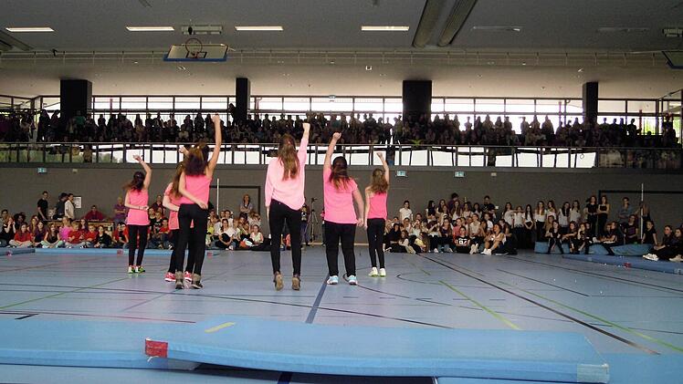 Ein volles Haus gab es beim ersten Tanz- und Bandfest in der Dreifachturnhalle. Foto: Julia Raab