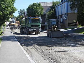 Es geht los: Die Arbeiten für die Sanierung der Ortsdurchfahrt Steinbach am Wald gehen in die nächste Runde.  Foto: Veronika Schadeck