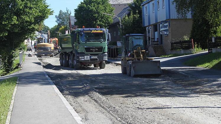 Es geht los: Die Arbeiten für die Sanierung der Ortsdurchfahrt Steinbach am Wald gehen in die nächste Runde.  Foto: Veronika Schadeck