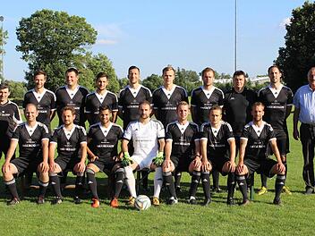 Mit diesem Aufgebot startet Bezirksliiga-Aufsteiger TSV Sonnefeld in die neue Saison (stehend von links): Torwarttrainer Jürgen Scheler, Christian Hofmann, Julian Faber, Ludwig Scheler, Ata Simitci, Jacob Niklas, Christoph Rödel Co Trainer Frank Thiem, Spielertrainer Bstian Renk und Mäzen Eduard Mühlherr; (unten von links): Benjamin Demel, Toni Graf, Tayfun Peker, Torwart Patrick Jauch, Fabian Schneider, Louis Kappenberger, André Zapf. - Es fehlen: Sebastian Kunick, David Pawellek, Sebastian ...