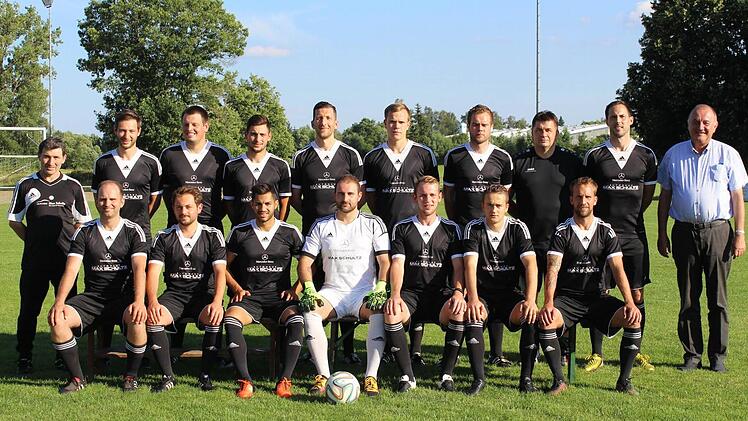 Mit diesem Aufgebot startet Bezirksliiga-Aufsteiger TSV Sonnefeld in die neue Saison (stehend von links): Torwarttrainer Jürgen Scheler, Christian Hofmann, Julian Faber, Ludwig Scheler, Ata Simitci, Jacob Niklas, Christoph Rödel Co Trainer Frank Thiem, Spielertrainer Bstian Renk und Mäzen Eduard Mühlherr; (unten von links): Benjamin Demel, Toni Graf, Tayfun Peker, Torwart Patrick Jauch, Fabian Schneider, Louis Kappenberger, André Zapf. - Es fehlen: Sebastian Kunick, David Pawellek, Sebastian ...