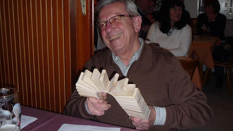 Leo Schilling, der ehemalige Vorsitzende, mit der Ratsche Foto: Elisabeth Görner