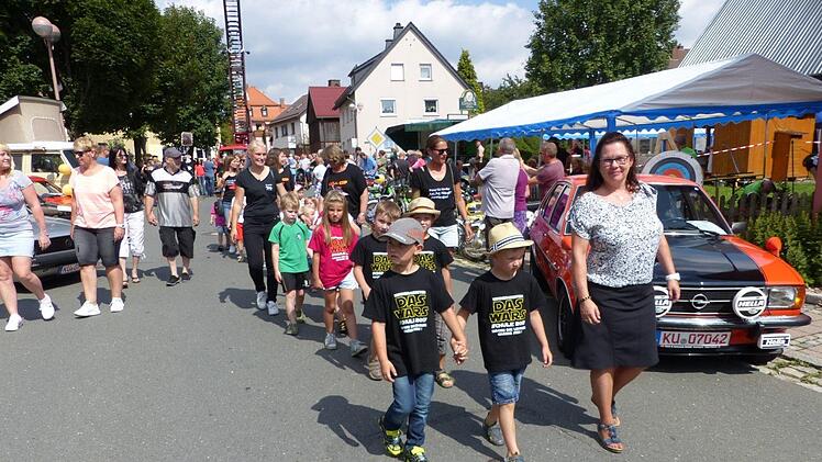 Der Kindergarten "Arche Noah" an der Spitze des Festzugs
