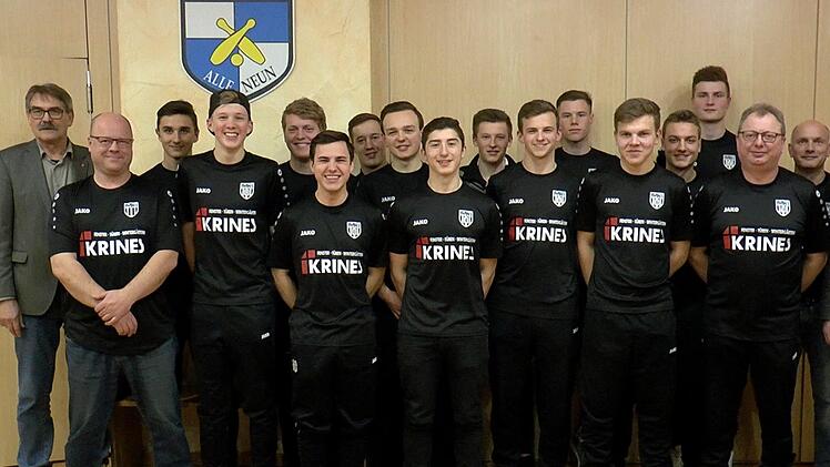 Die U&nbsp;19-Mannschaft des FC Sand holte in der A-Junioren-Fu&szlig;ball-Kreisliga den Meistertitel. Sehr stolz darauf sind Trainer Matthias Flachsenberger (2. v. r.), die Betreuer Thomas L&ouml;rzer (rechts) und Berthold Rainer (2. v. l.) sowie Dritter B&uuml;rgermeister Paul H&uuml;mmer (links).Christian Licha