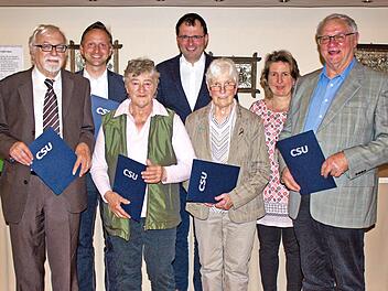 Ehrungen bei der Mainleuser CSU; im Bild (von links) Hans-Joachim Ködel (35 Jahre), Ortsvorsitzender Robert Bosch (20), Adelheid Ramming (25), MdL Martin Schöffel, Erna Balzar (40), die stellvvertretende Kreisvorsitzende Doris Leithner-Bisani und Fraktionsvorsitzender Siegfried Escher (20) Foto: privat