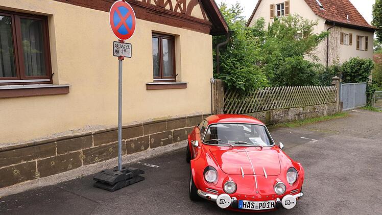 Der traut sich was. Steht mitten im Halteverbot. Foto: Helmut Will