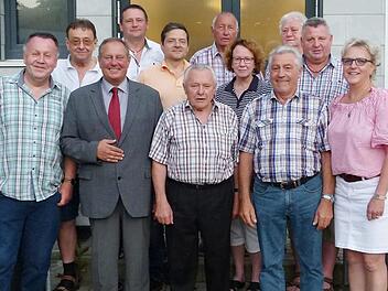 Ehrungen für jahrzehntelange Treue zur SPD. Unser Foto zeigt einen Großteil der Ausgezeichneten zusammen mit Bürgermeister und Ortsvereinsvorsitzendem Volker Schmiechen (vorne, Zweiter von links), seiner Stellvertreterin Christa Müller (hintere Reihe, rechts), Altbürgermeister Heinz Burges (links daneben) und dem neuen Dritten Vorsitzenden Stefan Schieber (hintere Reihe, links). Foto: Werner Oetter