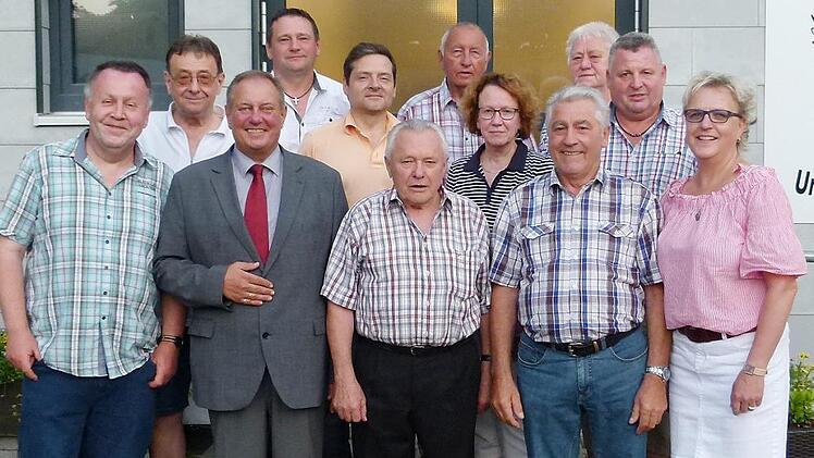 Ehrungen für jahrzehntelange Treue zur SPD. Unser Foto zeigt einen Großteil der Ausgezeichneten zusammen mit Bürgermeister und Ortsvereinsvorsitzendem Volker Schmiechen (vorne, Zweiter von links), seiner Stellvertreterin Christa Müller (hintere Reihe, rechts), Altbürgermeister Heinz Burges (links daneben) und dem neuen Dritten Vorsitzenden Stefan Schieber (hintere Reihe, links). Foto: Werner Oetter