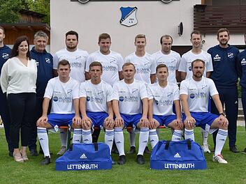 Die SpVgg Lettenreuth pr&auml;sentierte ihre Neuzug&auml;nge (stehend, von links): Trainer Florian Eberth, Vorsitzende Eva-Maria Amon, Spielleiter Reinhold Wagner, Felix Rauchhaus (FSV Unterleiterbach) , Florian Hoh (FC Schw&uuml;rbitz), Marius Zachmann (FC Altenkunstadt/Woffendorf), Dominic Stengel (FC Schw&uuml;rbitz), Frank Peinelt (TSV Grub am Forst), Vorsitzender Benjamin Stottele, Vorsitzender Dirk Fischer; (sitzend, v. l.) Pascal Mack (FC Michelau), Tim Poka (TSV Staffelstein), Peter Traudt (FC Geh&uuml;lz), A...