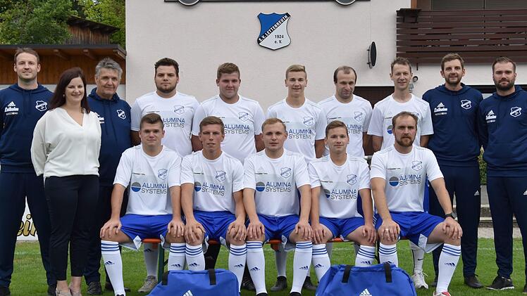 Die SpVgg Lettenreuth pr&auml;sentierte ihre Neuzug&auml;nge (stehend, von links): Trainer Florian Eberth, Vorsitzende Eva-Maria Amon, Spielleiter Reinhold Wagner, Felix Rauchhaus (FSV Unterleiterbach) , Florian Hoh (FC Schw&uuml;rbitz), Marius Zachmann (FC Altenkunstadt/Woffendorf), Dominic Stengel (FC Schw&uuml;rbitz), Frank Peinelt (TSV Grub am Forst), Vorsitzender Benjamin Stottele, Vorsitzender Dirk Fischer; (sitzend, v. l.) Pascal Mack (FC Michelau), Tim Poka (TSV Staffelstein), Peter Traudt (FC Geh&uuml;lz), A...