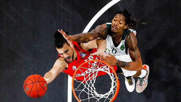 Brose-Center Assem Marei (links) setzt sich im Testspiel gegen Teks&uuml;t Bandirma unter dem Korb gegen Emanuel Terry durch. Foto: Daniel L&ouml;b