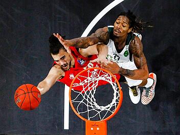 Brose-Center Assem Marei (links) setzt sich im Testspiel gegen Teksüt Bandirma unter dem Korb gegen Emanuel Terry durch. Foto: Daniel Löb