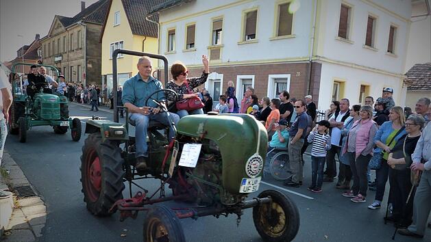 Oldtimer bringen viele Besucher zum Staunen. Fotos: Werner Rei&szlig;aus