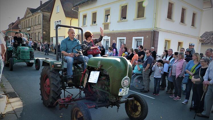 Oldtimer bringen viele Besucher zum Staunen. Fotos: Werner Reißaus