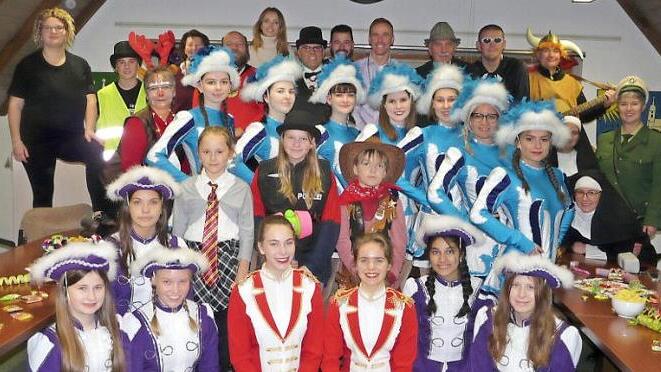 Die N&auml;rrinnen und Narrhalesen der Faschingsvereinigung Meeder mit B&uuml;rgermeister Bernd H&ouml;fer (hinten, Mitte) im gro&szlig;en Sitzungssaal.  Fotos: Karin G&uuml;nther