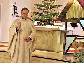 Dekan Lars Rebhan segnete im Stockheimer Gotteshaus St. Wolfgang den Johanneswein.  Foto: Gerd Fleischmann