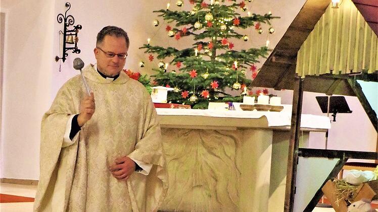 Dekan Lars Rebhan segnete im Stockheimer Gotteshaus St. Wolfgang den Johanneswein.  Foto: Gerd Fleischmann
