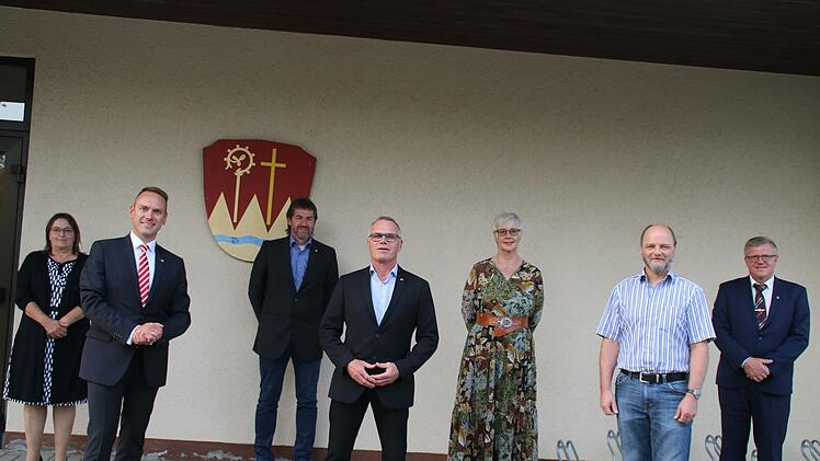 Die drei Bürgermeister und vier von sieben ausgeschiedenen Gemeinderäten und Gemeinderätinnen: Rosemarie Sellmann, Frank Sieg, Frank Reuter, Tiemo Stürzenberger, Jürgen Weigand, Thorsten Büchner und Christoph Kleinhenz, Es fehlen Jürgen Weigand, Thorsten Büchner und Christoph Kleinhenz. Foto: Himar Ruppert