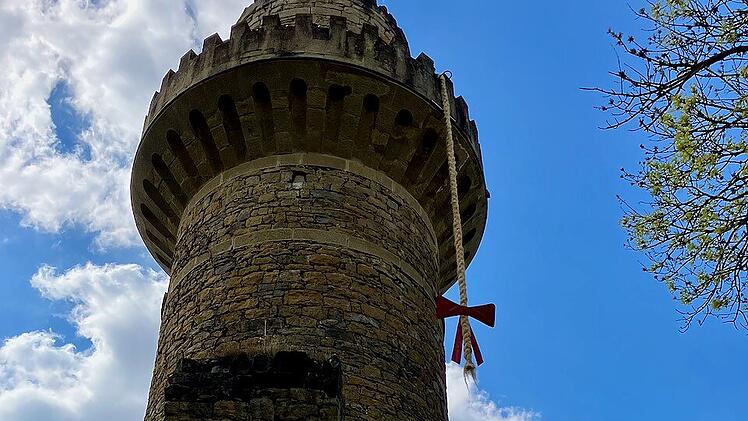 Rapunzels Turm erwartet Kinder im Märchengarten im BlüBa Ludwigsburg.