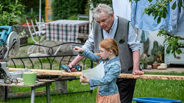 Die kleine kleine Karla (Elina Leitl) ist mit ihren Eltern gerade in die Nachbarschaft von Maries Eltern und Hubert Kell (Bruno Samarovski) gezogen. Der mürrische ältere Herr kann mit dem Kind wenig anfangen - zumindest anfangs.