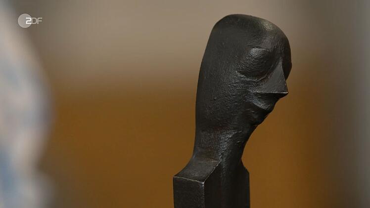 Der Schweizer K&uuml;nstler Schang Hutter entwarf die Bronze im Jahr 1983, wie die Signatur am Sockel zeigte: "Er hat diesen besonderen Stil von Figuren gepr&auml;gt." Der Verk&auml;ufer hoffte auf 3.000 Euro, f&uuml;r das "au&szlig;ergew&ouml;hnliche St&uuml;ck" legte der Experte einen Sch&auml;tzwert von 2.000 bis 2.500 Euro fest.